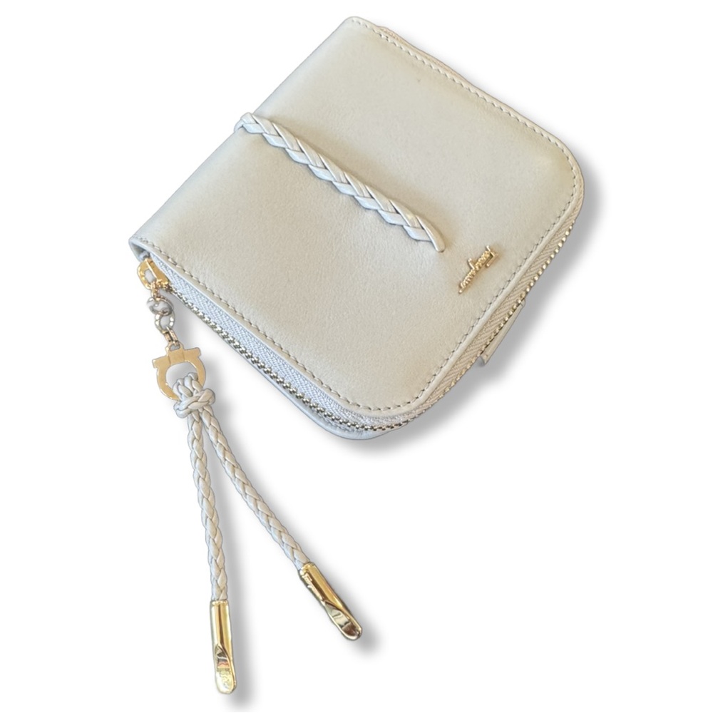 Salvatore Ferragamo White Leather Compact Wallet - Picture 8 of 10